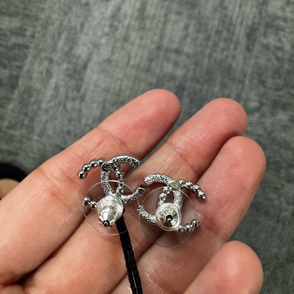 CHANEL CC LOGO STUD EARRINGS WITH PEARLS - Picture 14 of 14